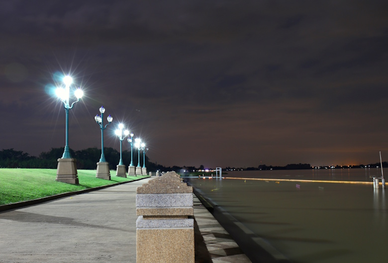 Optimalkan Keindahan Malam Hari dengan Jasa Konsultan Lighting Waterfront Berpengalaman